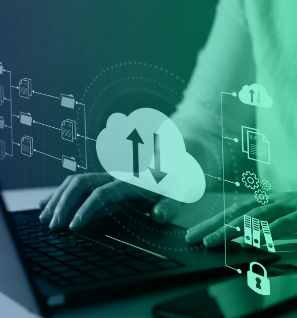 Pessoa teclando em um notebook.