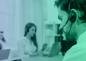 Mulher mexendo em um celular.