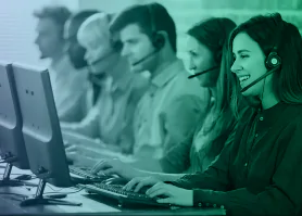 Pessoas dentro de um call center em ligações com headset.