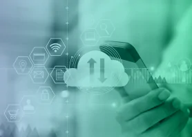 Um icone de uma nuvem com duas setas uma do lado da outra, uma apontando para cima e outra para baixo, e uma mão segurando um celular de fundo.