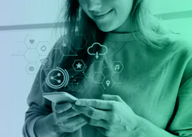 Um homem e uma mulher mais a fundo conversando cada um em seu headset.